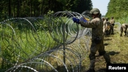 Пабудова загароды з калючага дроту на літоўска-бедарускай мяжы. Ілюстрацыйнае фота