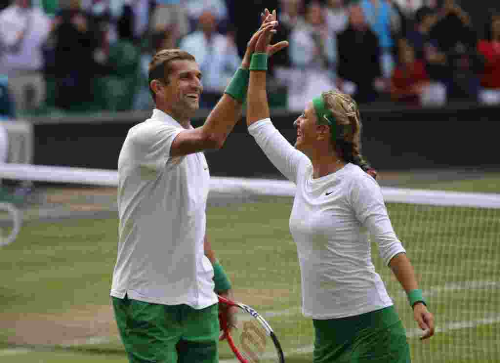 Belarus Max Mirnyi və Victoria Azarenka tennis yarışında britaniyalı rəqibləri &uuml;zərindəki qələbəni qeyd edirlər 