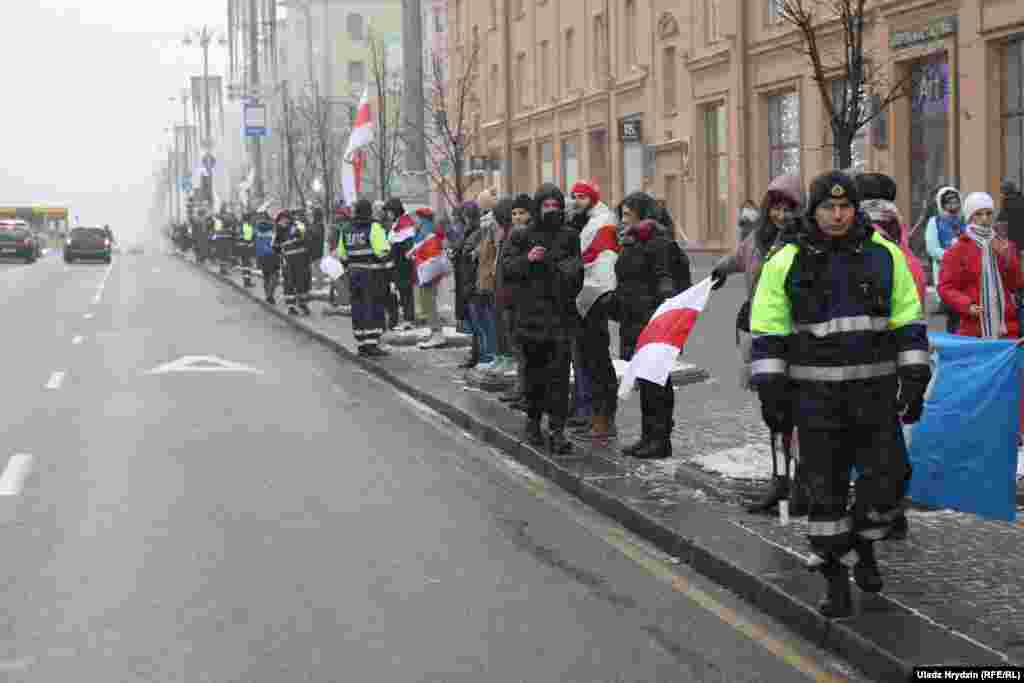 &laquo;Жывы ланцуг&raquo; прастаяў пад сьнегам паўгадзіны, пасьля ўдзельнікі мірна разышліся