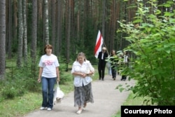 Катынь. Разам з ахвярай сталінскіх рэпрэсій Зінаідай Тарасевіч.