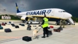 Ілюстрацыйнае фота. Самалёт авіякампаніі Ryanair пасьля прымусовай пасадкі ў Менску ў траўні 2021 году