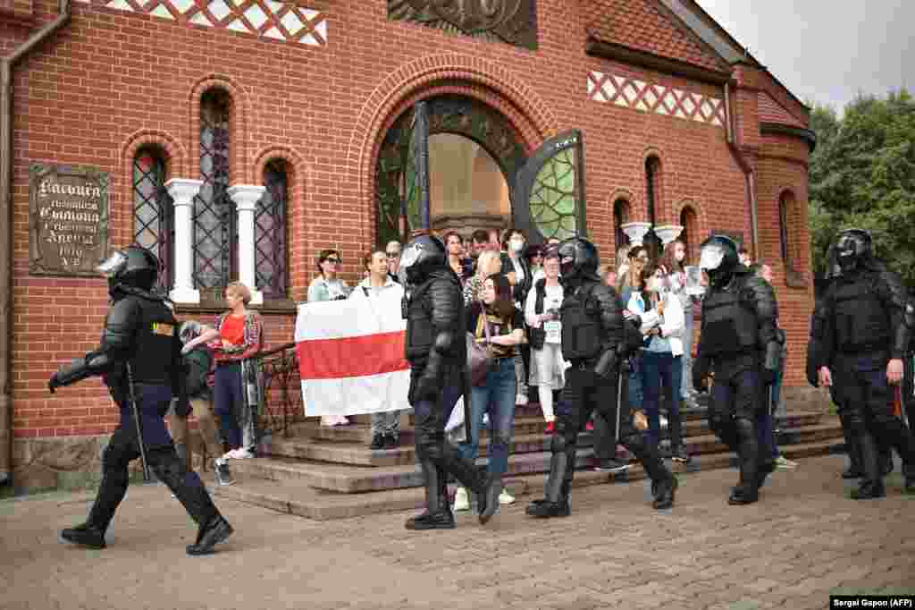 27 жніўня. Пратэсты на плошчы Незалежнасьці ля Чырвонага касьцёлу. Затрыманьні