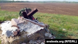 Мэмарыял "Дняпроўскі рубеж". Памятны знак разбураецца разам з усім мэмарыялам