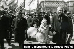 З дачкой Наташай на першамайскай дэманстрацыі. Менск, 1975 г.