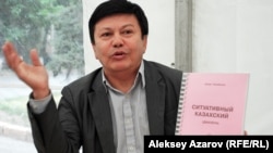 «Ситуативный казахский» кітабының авторы Қанат Тасыбеков. Алматы, 16 тамыз 2014 жыл.