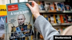 Ілюстрацыйнае фота. Часопіс The Economist з выявай Уладзімера Пуціна і загалоўкам «Нарадзіўся цар»