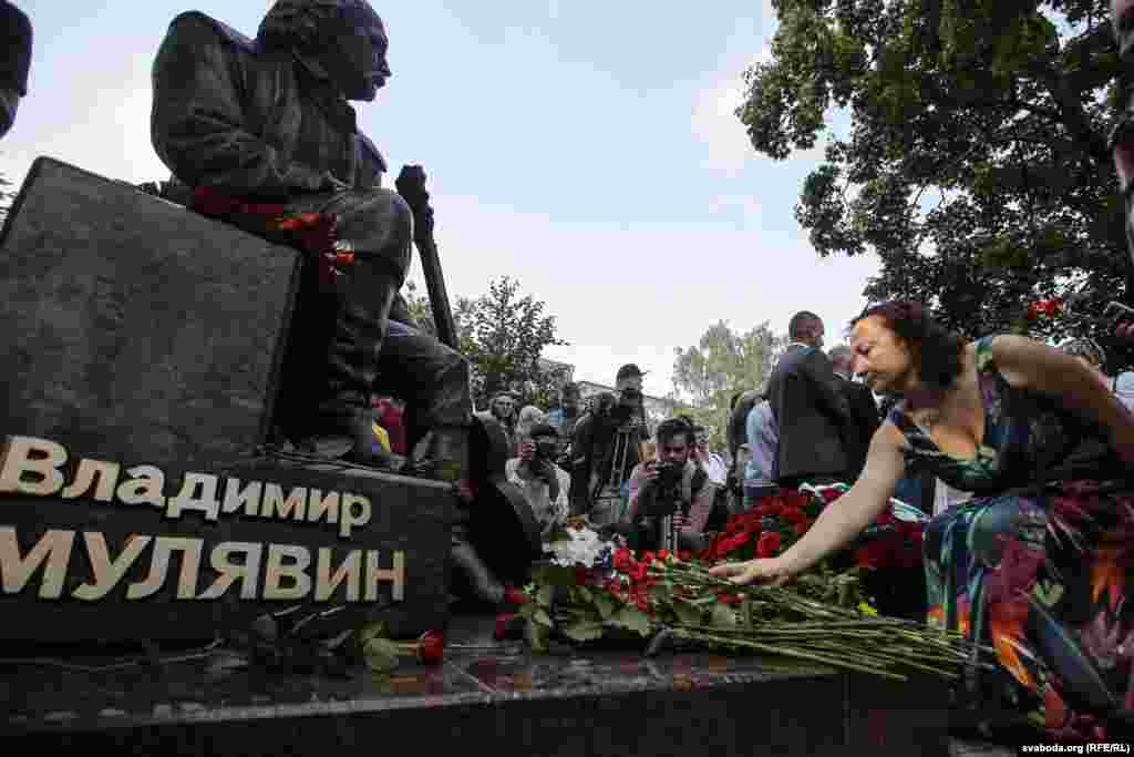 Фундатарамі помніка сталі Сьвярдлоўская вобласьць Расеі і&nbsp;група кампаній &laquo;Пенова&raquo; з&nbsp;Расеі.