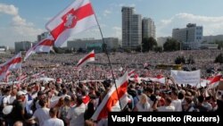 Сотні тысяч прыхільнікаў перамен на першым нядзельным маршы пратэсту ў Менску, 16 жніўня