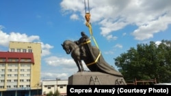 Падчас усталяваньня помніку Гедзіміну ў Лідзе, 12 жніўня 2019 году 