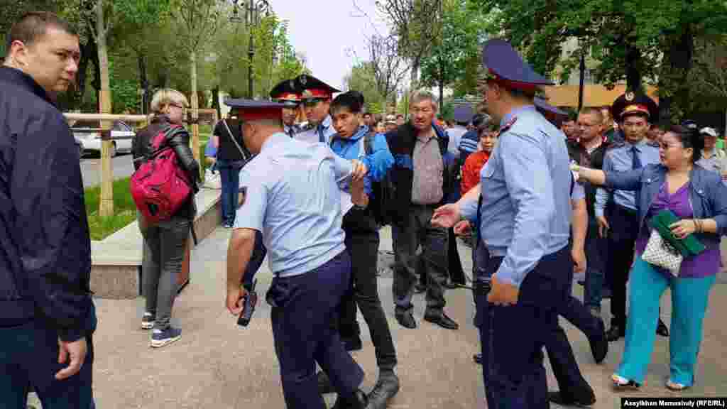 Алматыда да полиция бейсенбіде рұқсат етілмеген &quot;саяси тұтқындарды қолдау&quot;&nbsp;акциясына жиналған адамдарды жаппай ұстады.