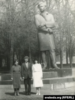 Сьведка Натальля, Алесь Бяляцкі і Натальля Пінчук пасьля ўзяцьця шлюбу каля помніка Максіму Багдановічу. Менск, 1987