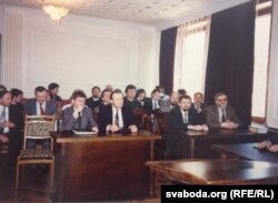 У часе паседжаньня Канстытуцыйнага Суду, красавік 1995. На пярэднім пляне - дэпутаты Сяргей Навумчык І Пётра Садоўскі