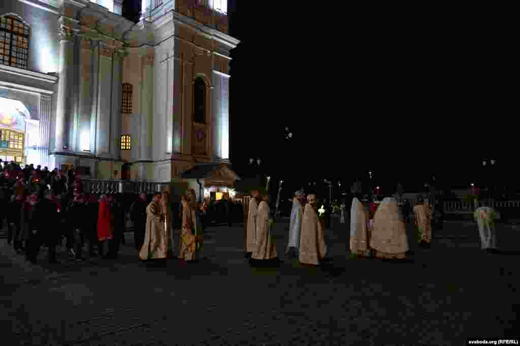 Удзельнікі хрэснага ходу вакол Сьвята-Усьпенскага сабору.