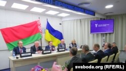 Зьезд беларусаў праходзіў у Гандлёва-прамысловай палаце Ўкраіны. Яе кіраўнік Генадзь Чыжыкаў — ганаровы старшыня Ўсеўкраінскага саюзу беларусаў 