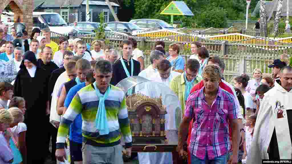 Пілігрымы ўносяць рэліквіі сьвятой Тэрэзы ў альковіцкі касьцёл