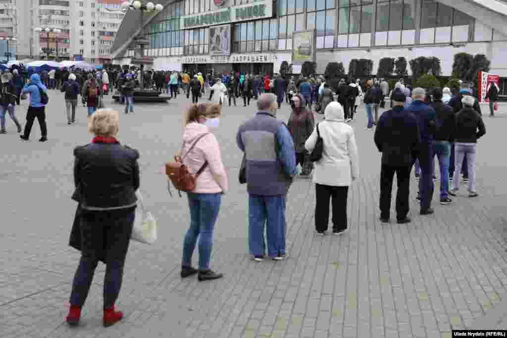 Па стане на 18.00 чарга на Камароўцы не разыходзілася