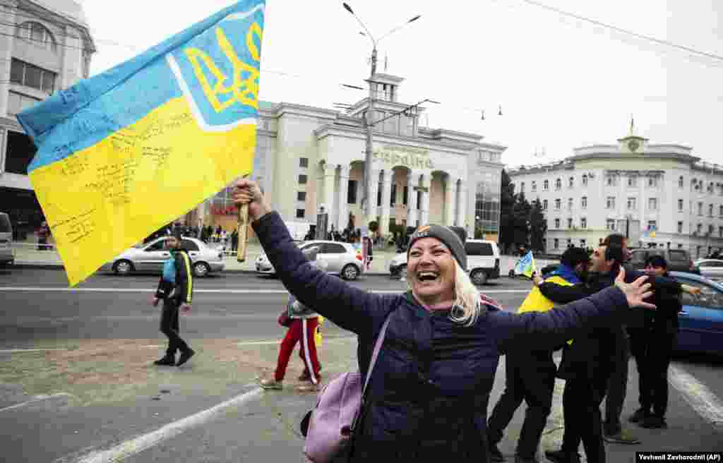 У цэнтры Хэрсона людзі радуюцца вызваленьню горада ад расейскіх акупантаў і ўцёкам расейскага войска. Хэрсон, 12 лістапада 2022 г