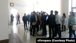 Чарга з ахвотных прагаласаваць у Горацкай акадэміі (фота газэты «Ўзгорак»)