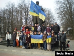 Каля помніка Тарасу Шаўчэнку, Луганск, студзень 2014 г.