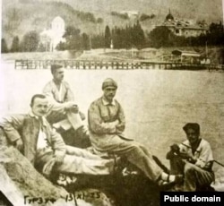 Міхась Зарэцкі зь сябрамі ў Гурзуфе. 13 лістапада 1925 году