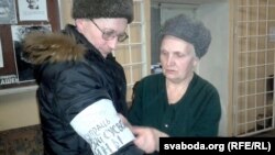 Павязку супраць вайны павязвае бабуля палітвязьня Яўгена Васьковіча Тамара Ўладзімераўна