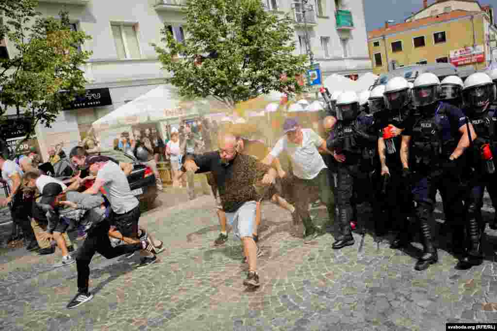 Падчас шэсьця, адбылося некалькі сутычак з паліцыяй. Праціўнікі гей-параду спрабавалі блякаваць рух шэсьця і кідалі ў яго накірунку шкляныя бутэлькі. Паліцыя была вымушаная распыляць сьлезацечны газ і арыштаваць 10 чалавек.