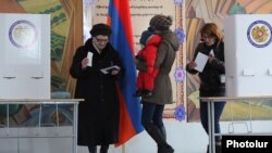 На избирательном участке в Армении в день референдума по поправкам к Конституции. Ереван, 6 декабря 2015 года.