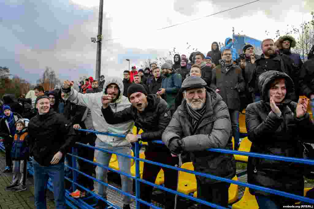 Як&nbsp;маладая каманда, &laquo;Прамень&raquo; ня&nbsp;мае арганізаваных фанатаў, каманду падтрымліваюць толькі заўзятары.