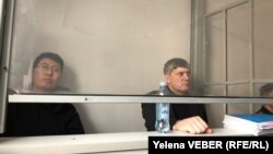 Қайсар Байдалы (сол жақта) мен Анатолий Шкарупа өздерінің үстінен қозғалған іс бойынша өтіп жатқан сотта отыр. Қарағанды, 13 наурыз 2020 жыл.