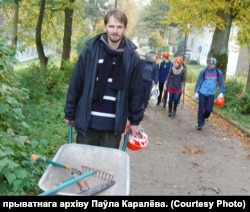 Павал Каралёў на валанцёрскіх працах па аднаўленьні сядзібна-паркавага комплекса ў Сёмкаве пад Менскам.