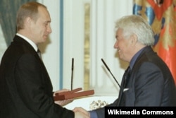 2007 год. Уладзимер Пуцін віншуе Ўладзімера Войнавіча зь Дзяржаўнай прэміяй.