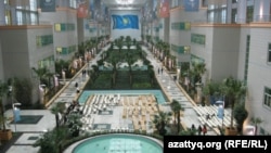 Nazarbayev University-дің ішіндегі хол. Астана, 28 қыркүйек 2010 жыл.