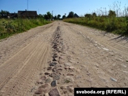 Пачатак вуліцы ў боку кроманьскага лесу. Па гэтым бруку ў Налібакі ўваходзілі партызаны