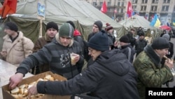 Участники протестов в поддержку евроинтеграции получают бесплатную еду в одной из волонтерских палаток. Киев, 20 декабря 2013 года.