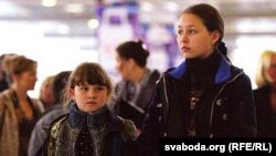 Гераіні фільму The Girls Who Came to Stay. Анатацыя кажа: «гэта гісторыя пра сямейную пары зь Вялікабрытаніі, якая ўдачкаўляе дзьвюх дзяўчынак зь Беларусі — краіны, пацярпелай ў выніку Чарнобыльскай катастрофы».