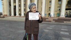 Пенсионерка Хиуаз Сазанбаева на алматинской площади Астана протестует против повышения цен. Алматы, 13 декабря 2019 года.