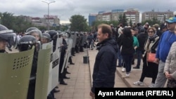 Горожане напротив сотрудников полицейского спецназа.