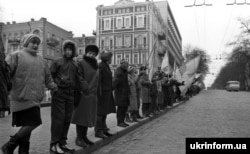 Участники живой цепи в Киеве. Январь 1990 года.