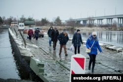 Пасажыры грамадзкага транспарту перасякаюць пантонную пераправу