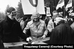 Дзяды, 29 кастрычніка 1989 году. Крыж Пакуты рыхтуюць да ўсталяваньня. Валеры Шчукін, Андрэй Рамашэўскі.