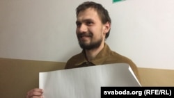 Аляксей Самайлюк у судзе з чыстым аркушам паперы, зь якім быў на акцыі