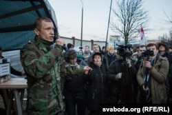 Аляксей Янукевіч на акцыі ў абарону Курапатаў, архіўнае фота