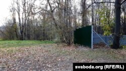 Будаўнічага вагончыка ля агароджы ўжо няма