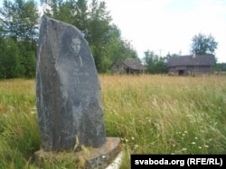 Помнік Баршчэўскаму на беразе возера Нешчарда