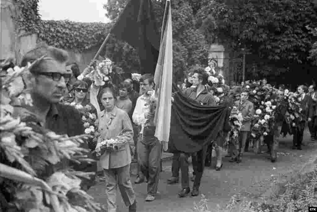 Пахаваньне 20-гадовага Мілана Кадлеца, забітага падчас уварваньня.