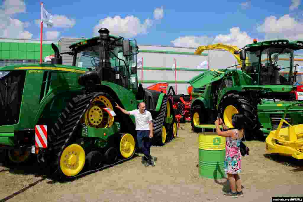 Стэнд кампаніі John Deere