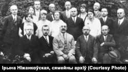 Рупліўцы беларушчыны пачатку 1920-х: Аляксандар Уласаў (сядзіць пасярэдзіне) і аднадумцы