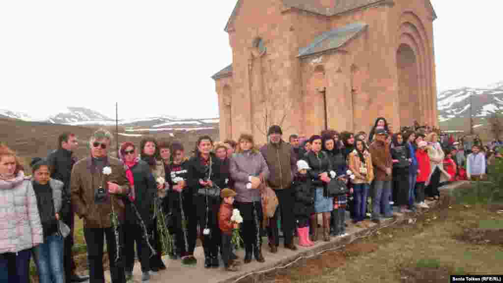 Джермук қаласының шетіндегі 2010 жылы салынған әулие Гаянэ шіркеуіне барлық қала тұрғындары жиналды.