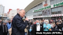 Мікола Статкевіч на перадвыбарчым пікеце на Камароўцы, архіўнае фота