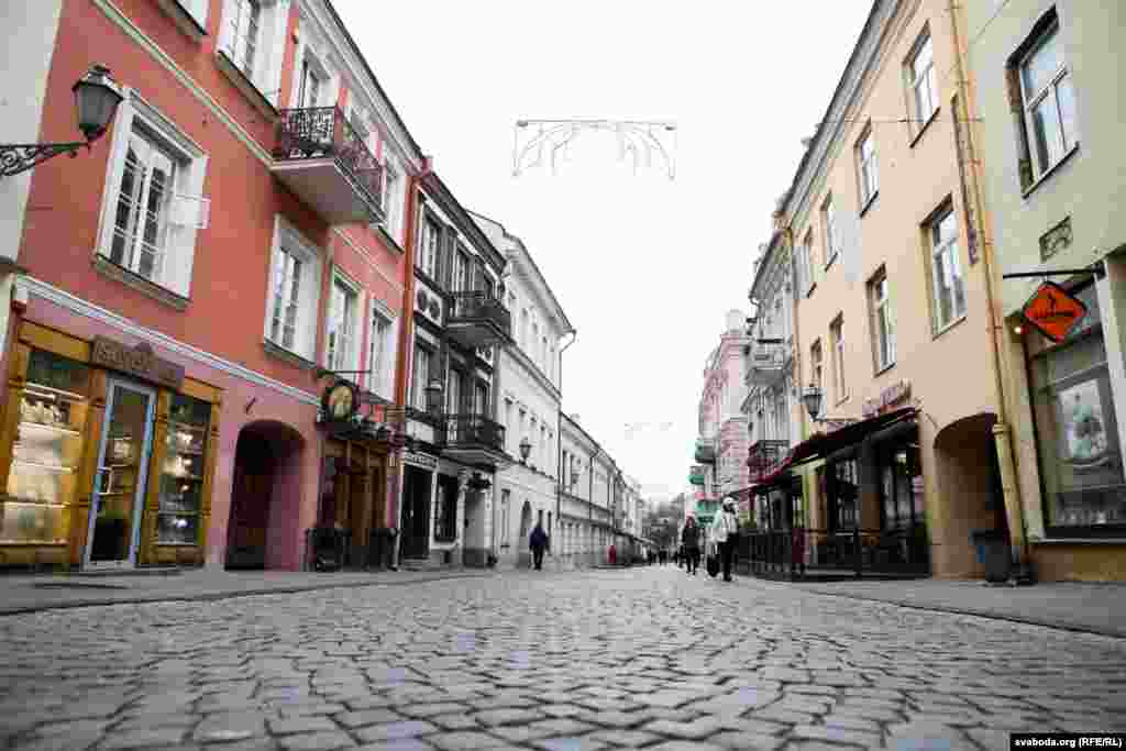 Працэсія пойдзе па старым горадзе, ад вуліцы Pilies (Замкавай). Уласна цырымонія перапахаваньня пачнецца ў&nbsp;14.00. Паўстанцаў пахаваюць у калюмбарыі капліцы на могілках Росы